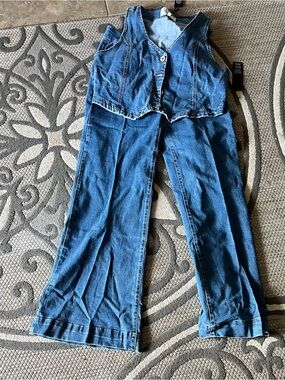 Fashion Nova 2 pc set size 15 Flare Jeans and size 1x vest